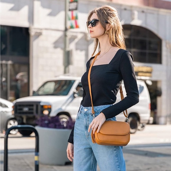 light brown crossbody saddle style purse - Picture 6 of 6